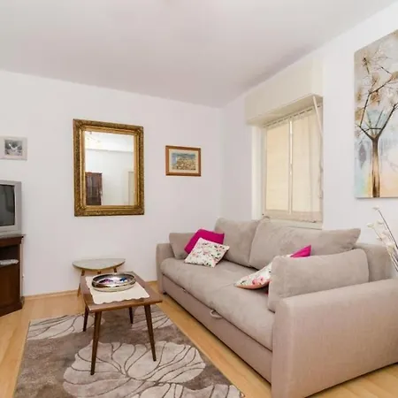 Fiorella- One Bedroom With Terrace And City View *