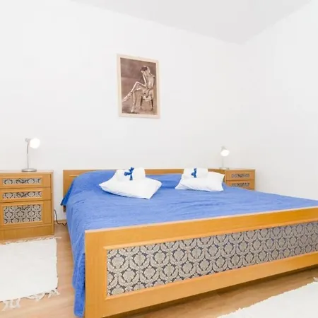 Fiorella- One Bedroom With Terrace And City View