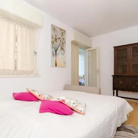 Fiorella- One Bedroom With Terrace And City View *
