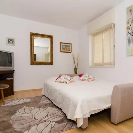 Fiorella- One Bedroom With Terrace And City View *