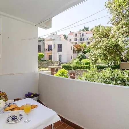 Fiorella- One Bedroom With Terrace And City View *